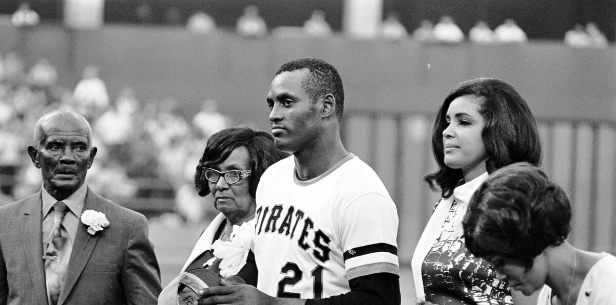 Roberto Clemente ganó varias Series Mundiales en uniforme de los Piratas de Pittsburgh. Aquí se ve al pelotero carolinense junto a sus padres y su esposa Vera.