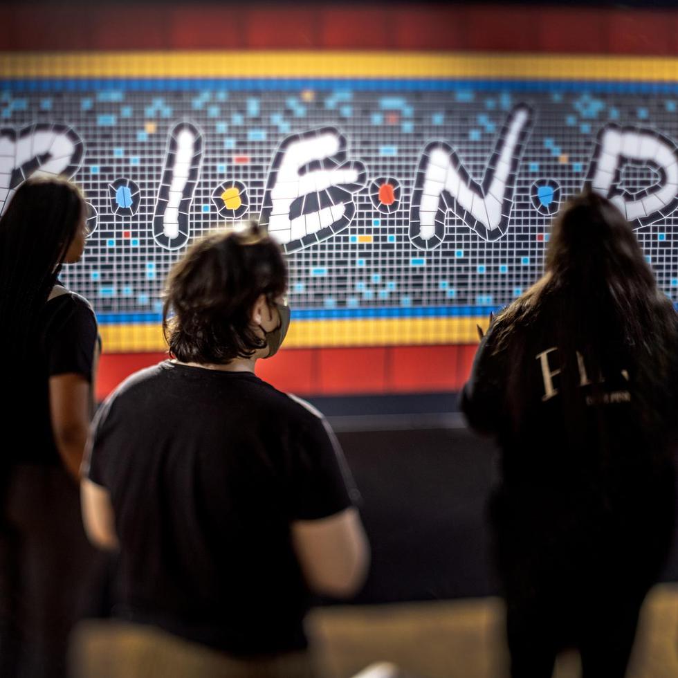 Visitantes de la exposición "The Friends Experience - The One in Miami", al recorrer este homenaje a la afamada serie televisiva estadounidense "Friends", en el Centro Comercial Aventura, en Miami.