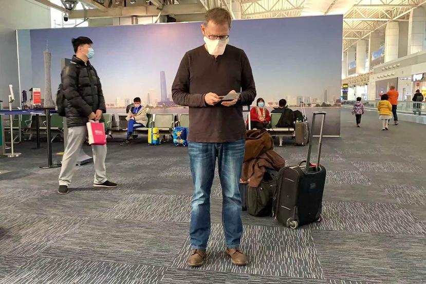 El doctor Ian Lipkin, experto en virus de la Universidad de Columbia, en el aeropuerto de Guangzhou, China, el 1 de febrero de 2020.Lipkin y otros se han sometido a cuarentena voluntaria debido al coronavirus. (Foto Guo Cheng/Courtesía de Ian Lipkin vía A
