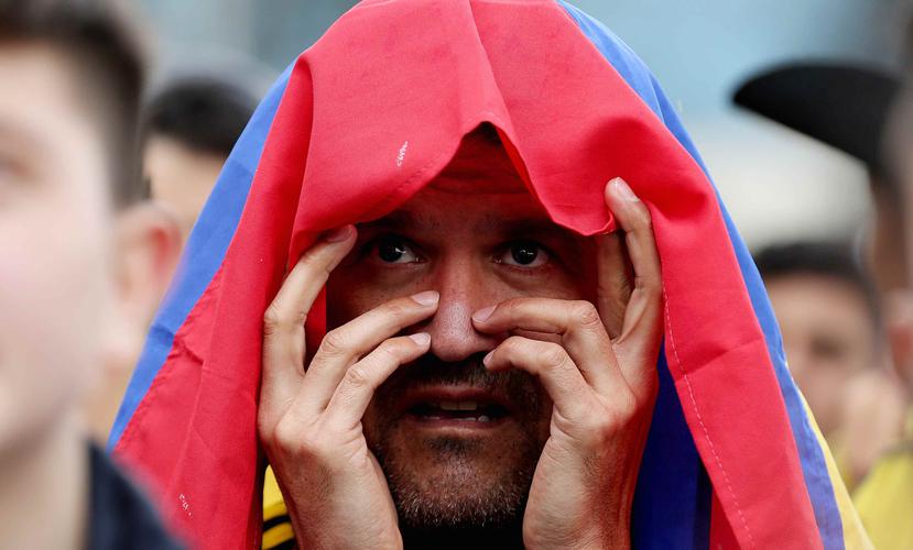 Fanáticos de la selección Colombia lamentan la derrota de su equipo durante el partido por los octavos de final del Mundial de Rusia 2018 entre Colombia e Inglaterra, el martes 3 de julio de 2018. (EFE)