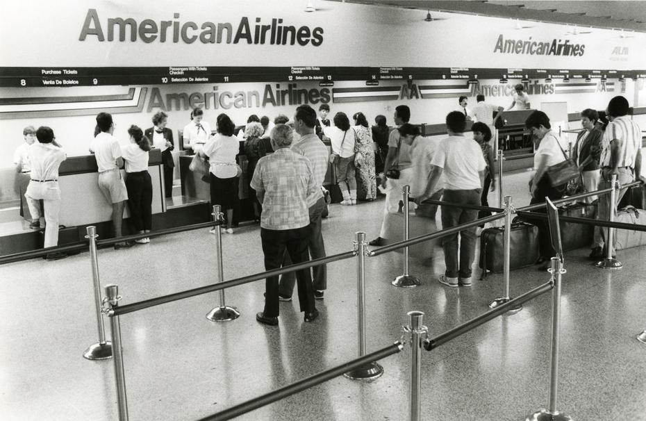Mostradores de servicio para registro de pasajeros y equipaje de American Airlines en el Aeropuerto Luis Muñoz Marín (1987).