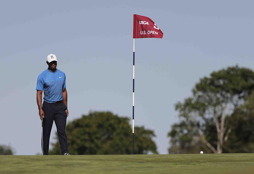 Tiger Woods se acerca al green del quinto hoyo durante una ronda de práctica para el U.S. Open. (AP)