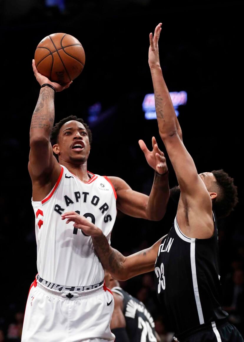 Rozan, de los Raptors de Toronto, dispara frente a Allen Crabbe, de los Nets de Brooklyn. (AP / Adam Hunger)