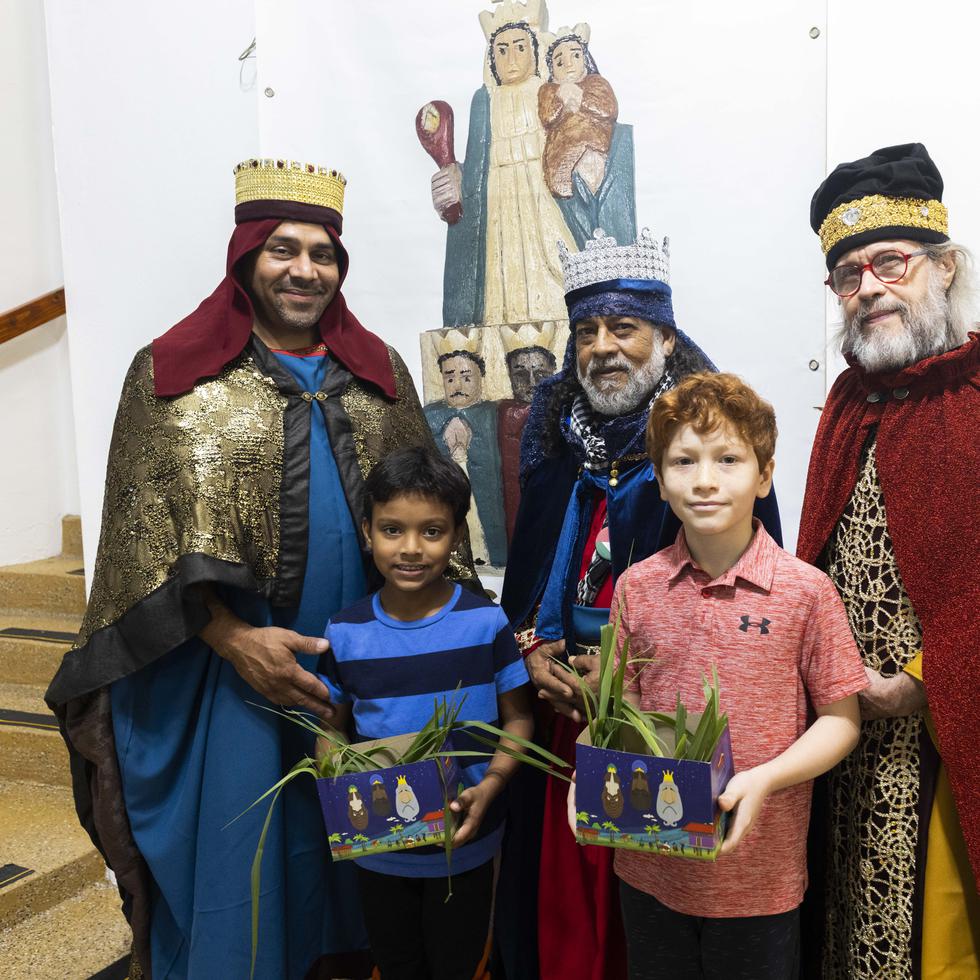 Niños con cajitas para los reyes y los Tres Reyes, con ropa confeccionada inspirada en las tallas.