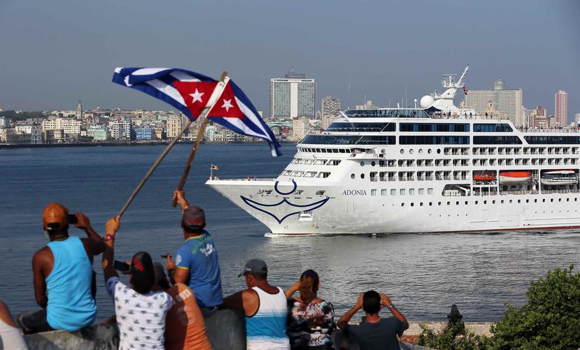 El buque "Adonia", de la compañía Fathom, filial de la empresa Carnival en su arribó a La Habana, abriendo la primera línea de viajes de cruceros entre Estados Unidos y Cuba en más de medio siglo.