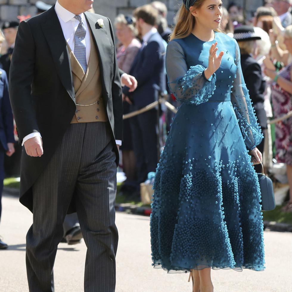 El príncipe Edward y su hija Beatrice a su llegada a la boda de los duques de Cambridge en mayo del año pasado. (Foto: Archivo)