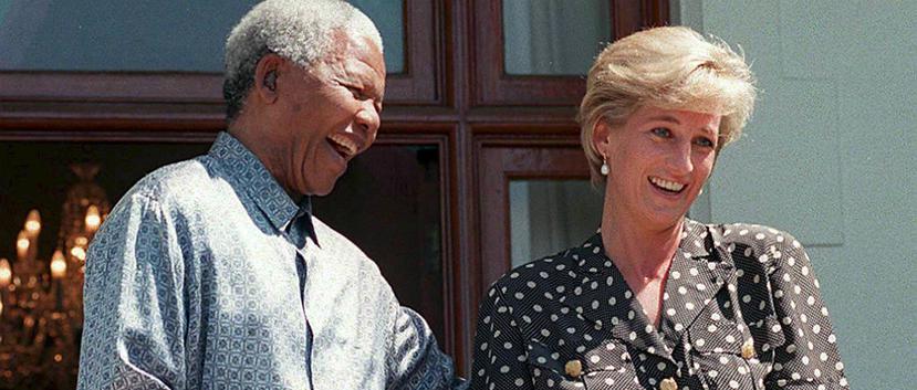 La princesa Diana saludaba afectuosamente sin guantes. Aquí con Nelson Mandela en 1997. (Foto: EFE)