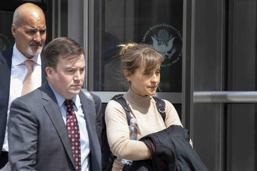 La actriz Allison Mack a su salida de la corte federal en Brooklyn, Nueva York. (AP / Mark Lennihan)