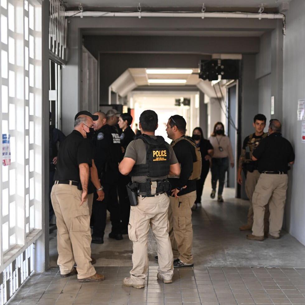 Agentes federales que llegaron a Centro Médico en Río Piedras, donde fueron transportados dos agentes heridos por el intercambio de disparos, el 17 de noviembre de 2022.