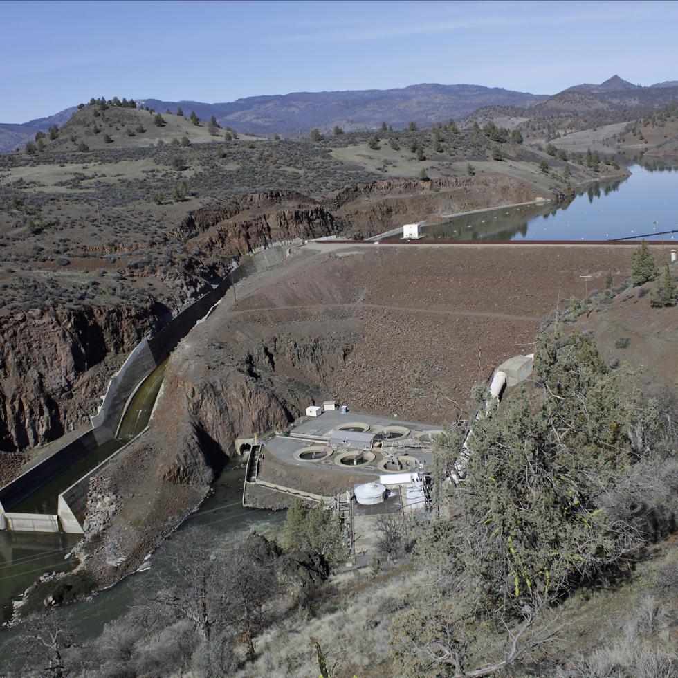 En esta imagen de archivo, tomada el 3 de marzo de 2020, vista de la represa hidroeléctrica Iron Gate Dam, en la parte baja del río Klamath, cerca de Hornbrook, California.