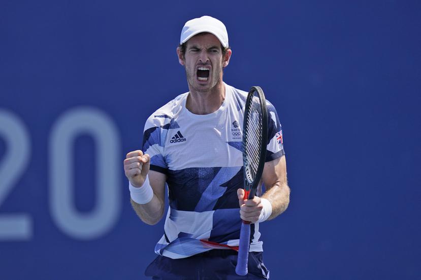 El británico Andy Murray festeja luego de ganar el primer set durante su partido en dobles en los cuartos de final del tenis en los Juegos Olímpicos de Tokio.