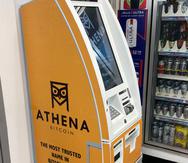 La OCIF prohibió a Athena operar sus cajeros automáticos para la compra de bitcoin en Puerto Rico por no tener licencia. En la foto, una de las máquinas de la empresa en una estación de gasolina en Naranjito.