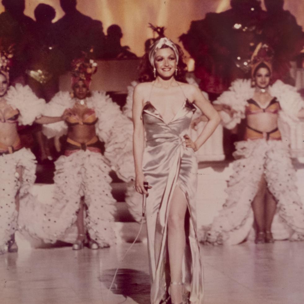 Ivonne Coll en una escena de su personaje Yolanda en "The Godfather II", en una fiesta de despedida de año en Cuba, poco antes del triunfo de la revolución cubana.