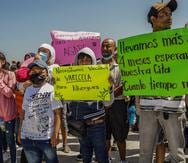 Migrantes protestan por la falta de vacunas y atención medica al exterior del Consulado de Estados Unidos.