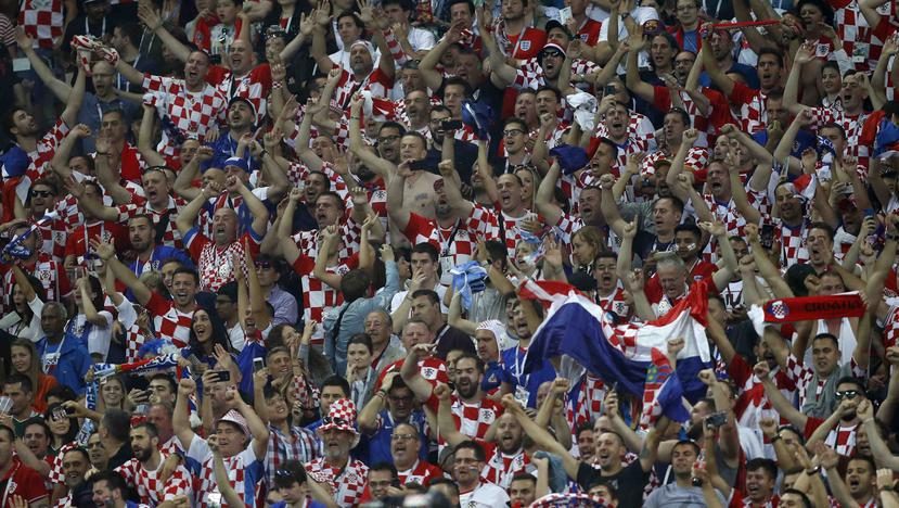 Fanáticos croatas en el partido semifinal entre Inglaterra y Croacia en el estadio Luzhniki en Moscú. (AP)