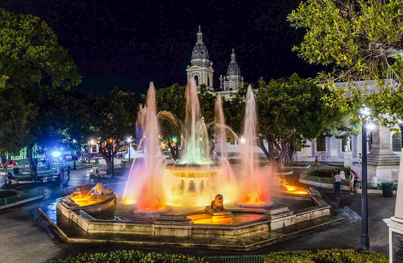 Las fuentes iluminadas de la Plaza de las Delicias, en el corazón de Ponce, ofrecen un espectáculo nocturno único.
