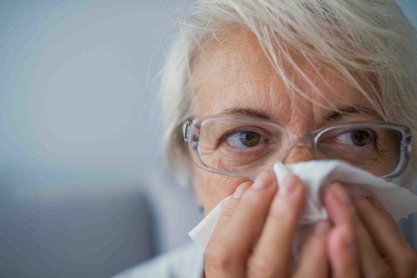 Parte de las medidas preventivas consiste en tapar la boca con una servilleta desechable al toser y estornudar. (Shutterstock)