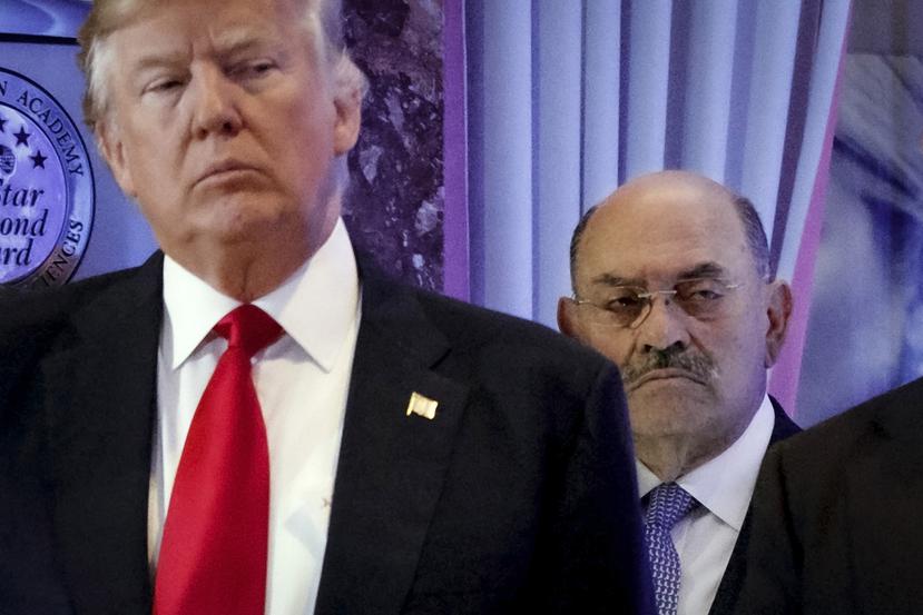 Allen Weisselberg (derecha) se ubica detrás del entonces presidente electo Donald Trumpr en una conferencia de prensa en el vestíbulo de la Trump Tower en Nueva York.