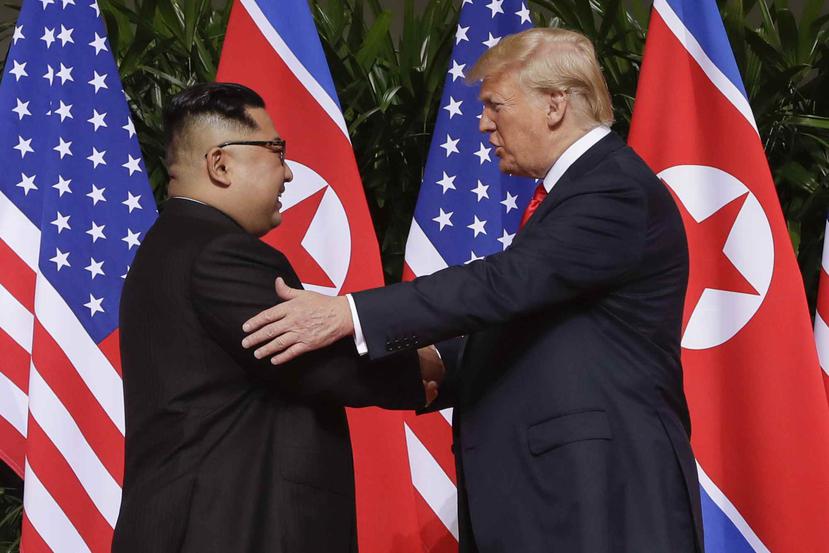 El presidente de los Estados Unidos, Donald Trump, y el presidente de Corea del Norte, Kim Jong-Un, se dan las manos durante su primer encuentro en Singapur. (AP)