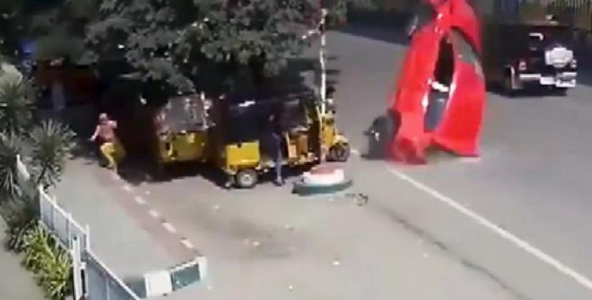 Tras el impacto, el automóvil rebotó y salió disparado contra un grupo de personas que esperaba en una parada de autobús. (Captura vídeo)