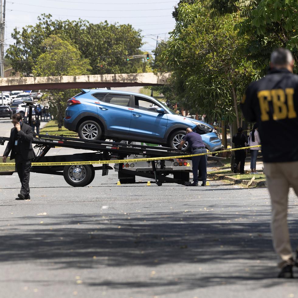 Los hechos se reportaron a las 4:25 a.m., cuando se recibió una llamada al Sistema de Emergencias 9-1-1 para alertar sobre múltiples disparos y un agente herido en los predios del residencial. En la foto, agentes remueven la Hyundai Tucson propiedad del agente Ramos Vélez.