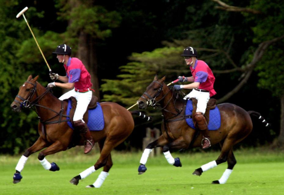 En 2001, el príncipe William (izquierda) y su hermano, Harry, participan en un partido de polo en Gloucestershire, en Inglaterra. (AP)