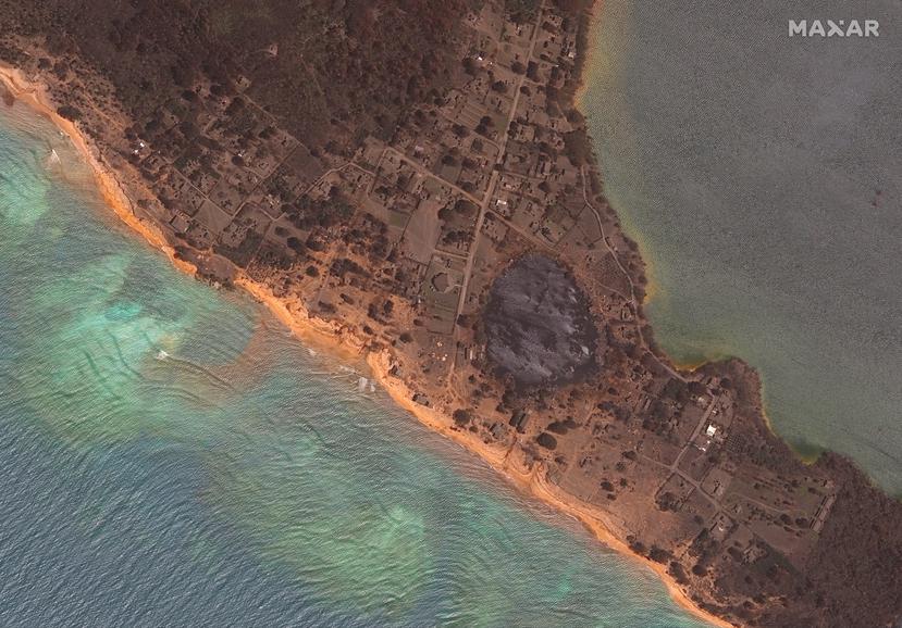 Imagen de satélite, tomada el 20 de enero de 2022, que muestra los daños en la isla Nomuka en Tonga.
