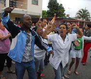 Varias personas gritan durante una protesta en La Habana, Cuba.