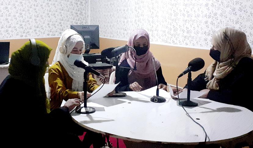 Najia Sorosh, directora de la radioemisora dirigida por mujeres Sadai Banowan (derecha), habla con su personal en el estudio de transmisión en la provincia de Badakhshan, en el noreste de Afganistán, el martes 7 de marzo de 2023. La emisora fue clausurada por emitir música durante el mes sagrado del Ramadán, aseguró el sábado un funcionario talibán. "No hemos transmitido música de ningún tipo”, aseguró Sorosh. (Sadai Banowan vía AP)