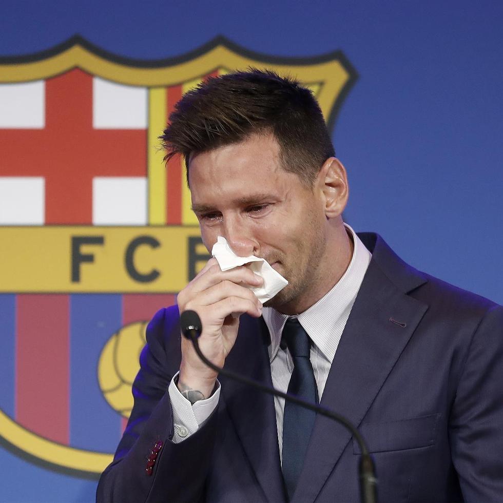 El delantero argentino Lionel Messi, se emociona durante su comparecencia este domingo en el Camp Nou para explicar su versión sobre su marcha del conjunto azulgrana, decisión que el club atribuye a razones "económicas y estructurales"