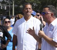 El congresista Darren Soto, derecha, en campaña en Kissimmee, junto al gobernador Pedro Pierluisi.