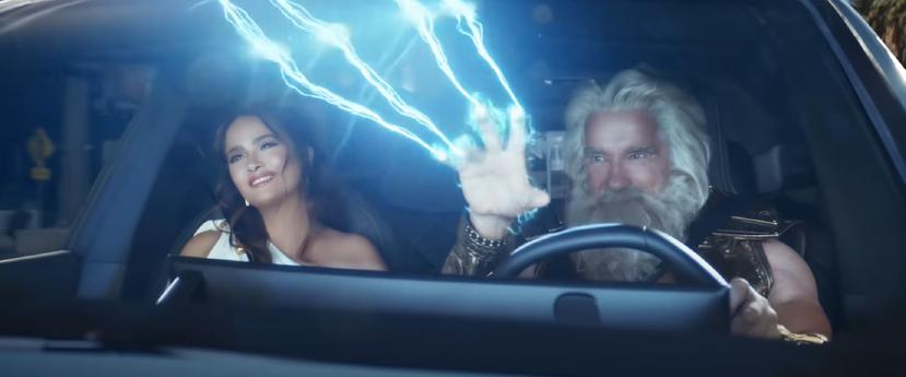 Captura del nuevo comercial de BMW que se transmitirá durante el Super Bowl 56, con Salma Hayek y Arnold Schwarzenegger.