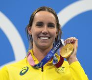 Emma Mckeon, de Australia, muestra su medalla de oro olímpica en los 50 metros libres.