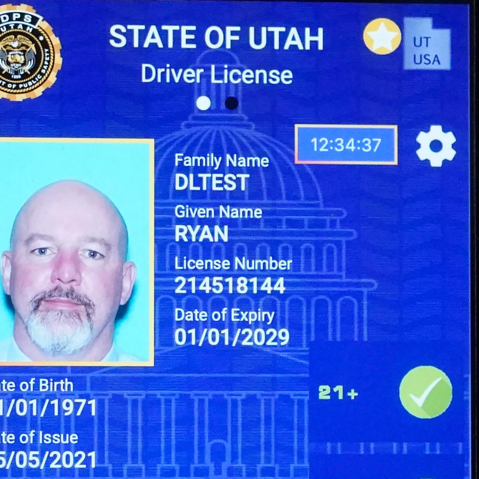 Un celular con la versión piloto de la licencia de conducción digital de Utah es mostrado el 5 de mayo del 2021.