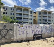 Parte del muro que será demolido y removido en la playa Los Almendros, en Rincón.