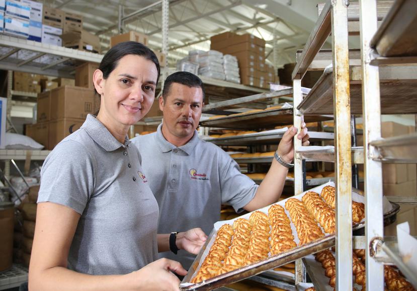 Catalina Rosario y Eliut Ortiz, propietarios de la empresa Orocoveña. Este último indicó que la producción de dulces típicos en su fábrica ha crecido 50% desde que comenzó a exportar.