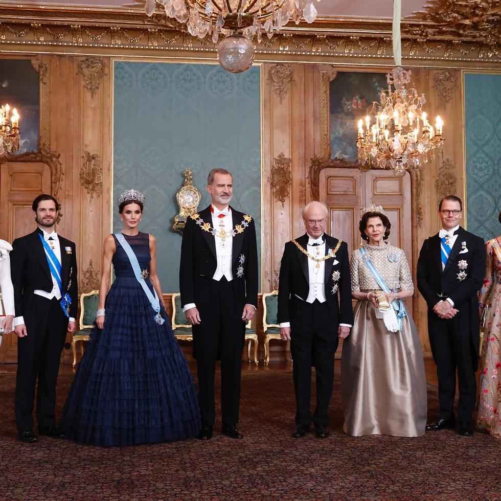 La visita concluyó con una cena de gala en la que la familia real sueca homenajeó a los reyes españoles. De izquierda a derecha, Sofía, Carl Philip, Felipe VI, Letizia, Carl Gustaf, Silvia, Daniel y Victoria.
