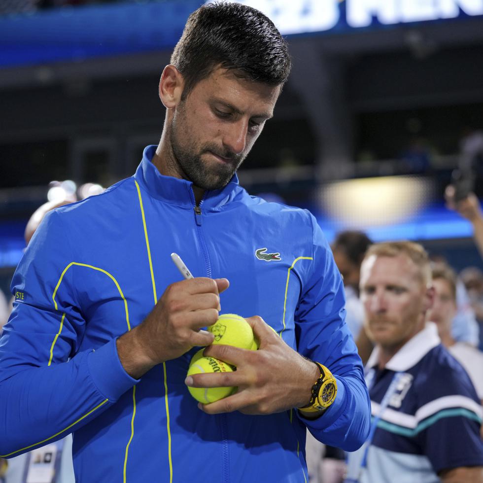 Novak Djokovic firma autógrafos tras derrotar a Carlos Alcaraz en la final del Masters de Cincinnati, el domingo 20 de agosto de 2023.