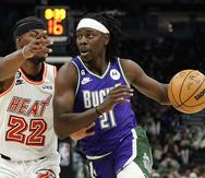 Jrue Holiday, de los Bucks de Milwaukee, conduce el balón frente a Jimmy Butler, del Heat de Miami, en el partido del viernes 24 de febrero de 2023.