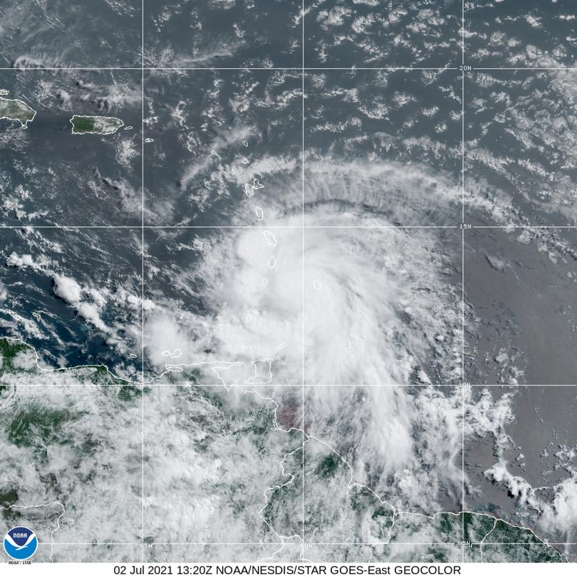 Imagen de satélite del huracán Elsa al mediodía del viernes, 2 de julio de 2021.