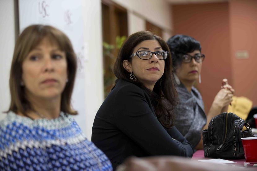 Mariana Nogales Molinelli (centro) y Adriana Gutiérrez Colón fueron dos de las panelistas del foro “Por qué ahora es el momento para resolver el status colonial de Puerto Rico”.