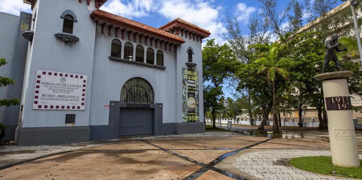 La fachada original del Estadio Sixto Escobar está designada por ley como un edificio histórico.