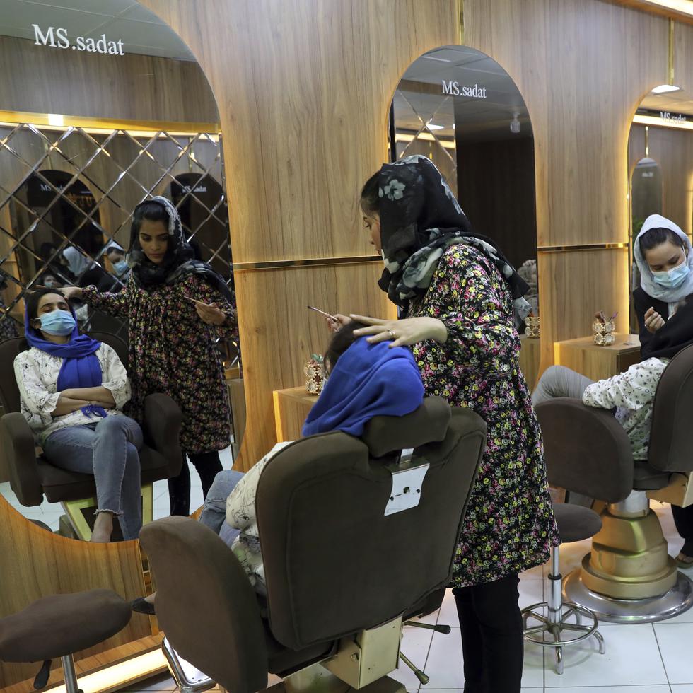 En un inusual indicio de oposición pública a las órdenes del grupo insurgente en el poder, docenas de esteticistas y maquilladoras se congregaron en la capital, Kabul, para protestar contra el cierre de salones de belleza.