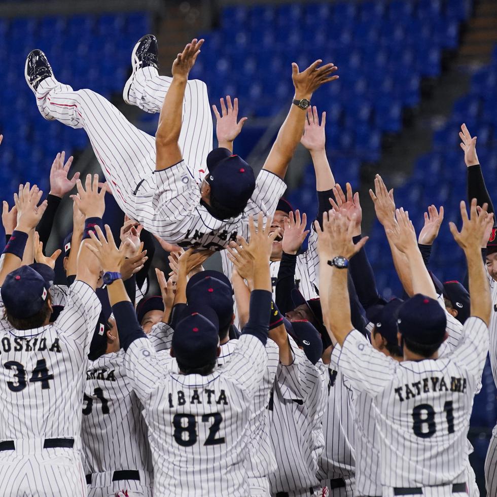 La selección de Japón festeja la victoria ante Estados Unidos en la final del béisbol de estos Juegos Olímpicos.