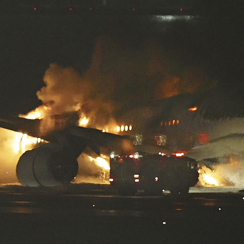 El avión de Japan Airlines fue consumido por las llamas en la pista del aeropuerto de Haneda.