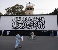 La icónica bandera del Talibán es pintada en un muro en las afueras de la embajada estadounidense en Kabul, Afganistán.