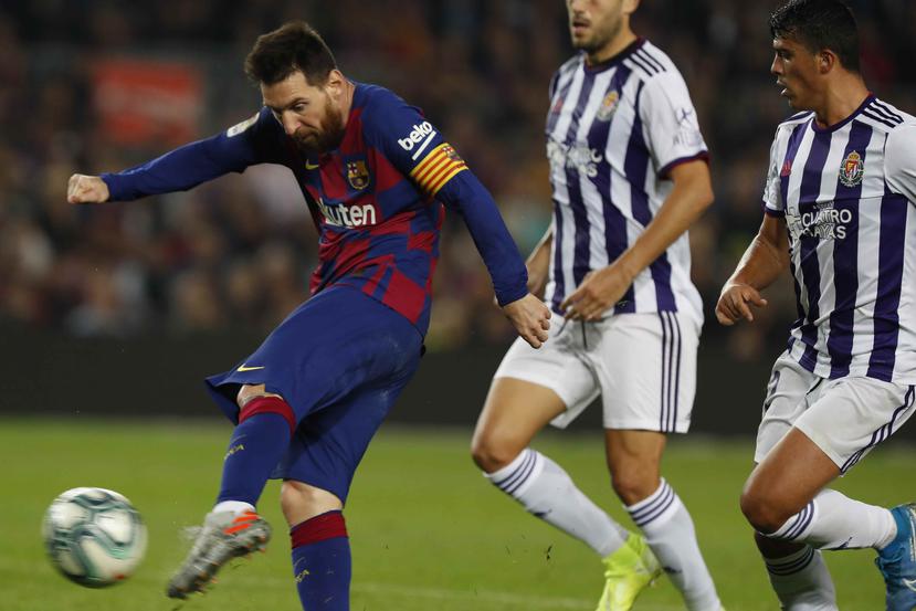 Lionel Messi, del Barcelona, anota durante un encuentro de La Liga frente al Valladolid. (AP)