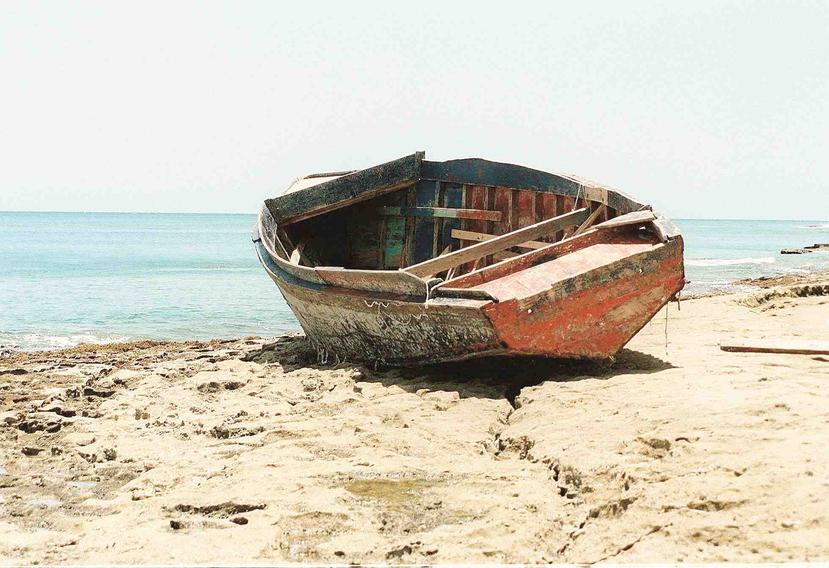 Vecinos del sector notificaron a las autoridades la presencia de una embarcación fabricada en madera. (Archivo GFR Media)