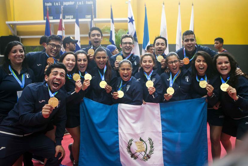El equipo guatemalteco de karate do muestra sus medallas después de la premiación. (EFE)