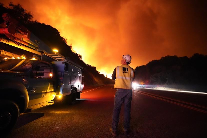 En esta imagen de archivo, tomada el 8 de septiembre de 2020, un operario de Pacific Gas and Electric observa las llamas del incendio Creek Fire desde la autopista 168 cerca de Alder Springs, California.
